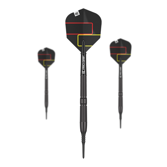 Target Gabriel Clemens Black Edition Softdarts - 19g Das Bild zeigt drei schwarze Softdarts der Marke "Target Gabriel Clemens Black Edition - 19g". Die Flights sind schwarz mit roten und gelben Linien verziert.