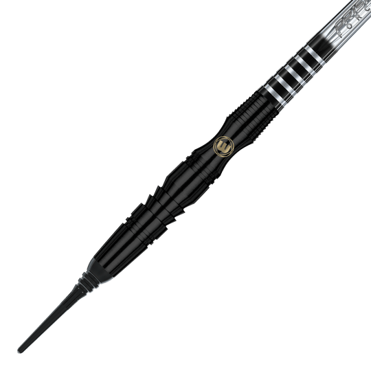 Winmau Sniper Black soft darts - 20g Dies ist ein Winmau Sniper Black Softdart mit einem Gewicht von 20g. Der Dart hat ein elegantes schwarzes Design mit silbernen Akzenten.