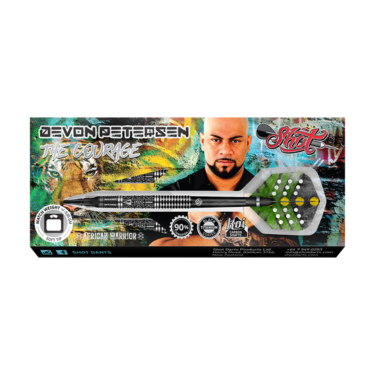 66760_Shot_Devon_Petersen_The_Courage_Softdarts_3 Die Abbildung zeigt das Produkt "Shot Devon Petersen The Courage Softdarts" in seiner Verpackung. Auf der Verpackung sind ein Dart, ein Porträt von Devon Petersen und bunte Designelemente zu sehen.