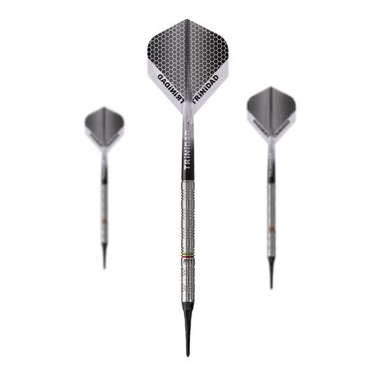 Das Bild zeigt drei Softdarts des Modells "Trinidad Jose De Sousa Type 3" mit einem Gewicht von 18g. Die Darts haben ein silbernes, geriffeltes Barrel und Flights mit Wabenmuster.