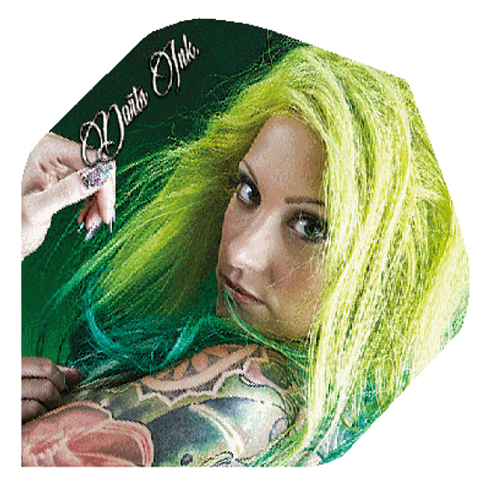 NT2 Das Bild zeigt eine Frau mit langen, leuchtend grünen Haaren und auffälligen Tattoos. In der Ecke steht der Schriftzug "Darts Ink".