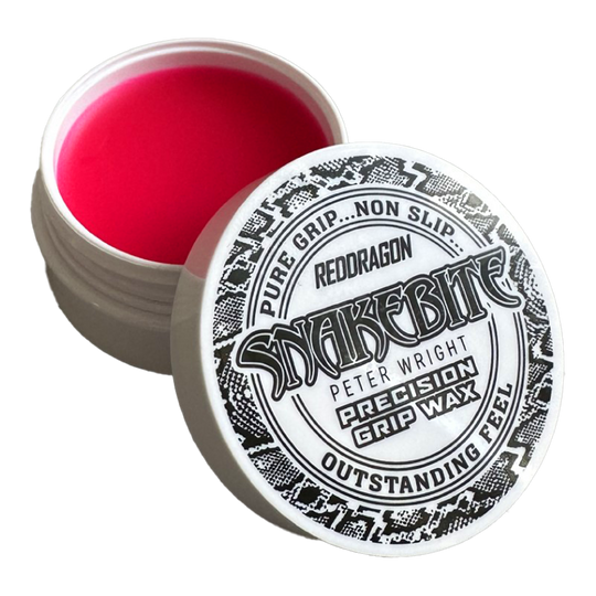 Das Bild zeigt eine geöffnete Dose mit rotem Fingerwachs der Marke "Red Dragon Peter Wright Snakebite Precision Grip Wax". Auf dem Deckel steht, dass das Produkt für einen sicheren, rutschfesten Griff sorgt.