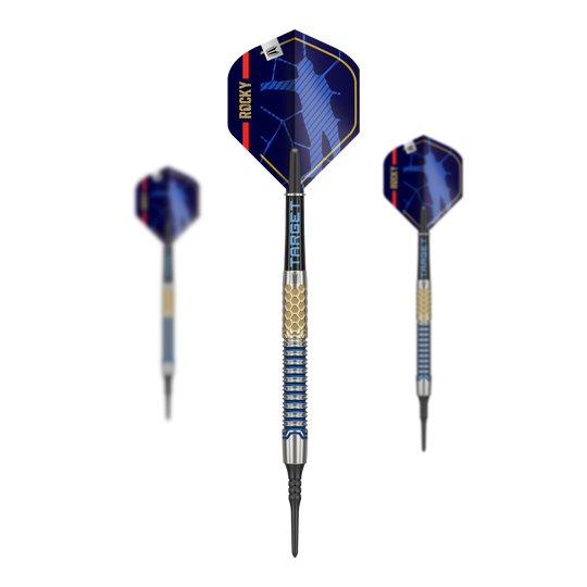 Target Josh Rock GEN1 Soft Darts - 20g Das Bild zeigt drei Softdarts des Modells "Target Josh Rock GEN1" mit einem Gewicht von 20g. Die Darts haben blaue Flights mit dem Schriftzug "ROCKY" und ein metallisch gemustertes Barrel.