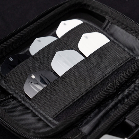 Takoma XL Ghost Series Rob Cross dart case Das Bild zeigt das „Target Takoma Bolide XL Dartcase“, das mehrere Dart-Flights in schwarzen und weißen Farben organisiert aufbewahrt. Die Flights sind sicher in elastischen Halterungen im Inneren des schwarzen Etuis verstaut.