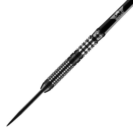 Bulls NL Luna Neoma steel darts Das Bild zeigt einen Bulls NL Luna Neoma Steeldart. Der Dartpfeil ist schwarz-silbern und hat ein feines, geriffeltes Griffdesign.