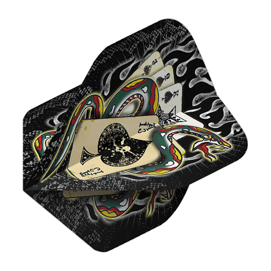 Das Bild zeigt die „Alchemy Snake Of Spades No2 Standard Flights“. Das Design zeigt eine bunte Schlange, die sich um Spielkarten windet, vor einem schwarzen Hintergrund mit Flammenmotiven.