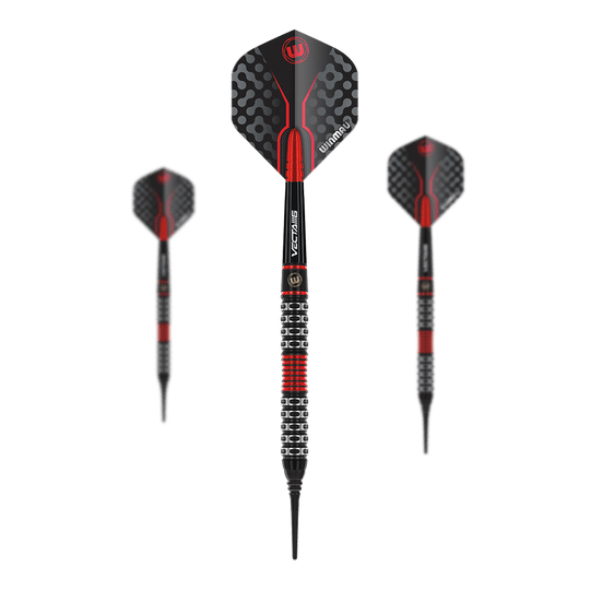 Winmau Joe Cullen Special Edition soft darts Auf dem Bild sind drei Softdarts mit schwarzen und roten Details zu sehen. Die Flights haben ein modernes, geometrisches Muster und das mittlere Dart wird von vorne gezeigt.