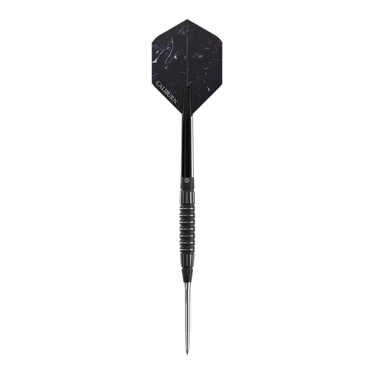 Caliburn Sword S3 steel darts - 23g Das Bild zeigt einen schwarzen Steeldart mit der Aufschrift "Caliburn" auf dem Flight. Es handelt sich um das Modell "Caliburn Sword S3 Steeldarts - 23g".