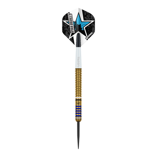 Winmau Ryan Branley Steel Darts - 23g Das Bild zeigt einen Winmau Ryan Branley Steeldart mit einem Gewicht von 23 Gramm. Der Dart hat ein goldfarbenes Griffstück und eine auffällige schwarze und weiße Flights mit einem blauen Sternmotiv.