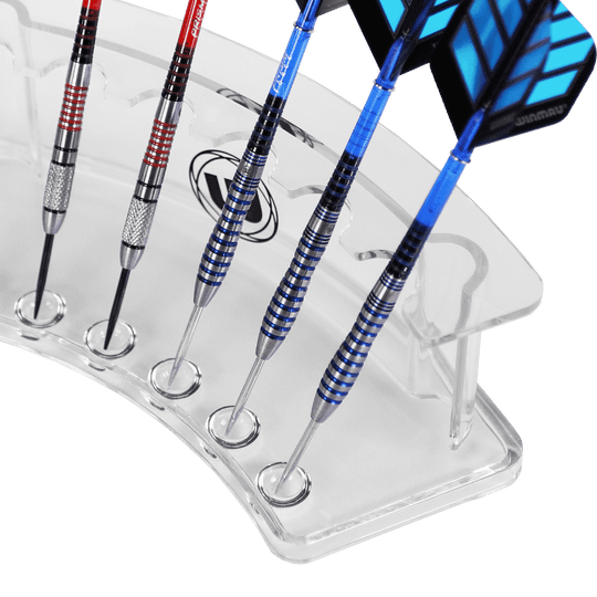 8435_Winmau_Wave_Dart_Display_Stand_3 Der Winmau Wave Dart Display Stand hält mehrere Darts ordentlich in einer transparenten Halterung. Die Darts sind sicher in einzelnen Aussparungen aufgestellt und gut sichtbar präsentiert.