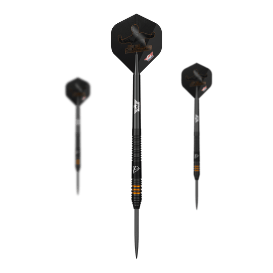 Bulls NL Dirk Van Duijvenbode Edition 2 steel darts Das Bild zeigt drei Steeldarts der Marke "Bulls NL Dirk Van Duijvenbode Edition 2". Die Darts sind schwarz mit orangen Akzenten und besitzen Flights mit einer schwarzen Silhouette.