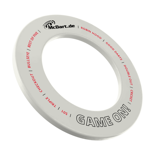 McDart Game On Dartboard Surround Das Bild zeigt einen weißen Dartboard-Surround-Ring mit der Aufschrift "McDart.de" und "GAME ON!". Auf dem Ring stehen außerdem in roter Schrift Begriffe rund um das Dartspiel wie "BULLSEYE", "TRIPLE", "CHECKOUT" und "CRICKET".