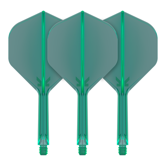 Das Bild zeigt drei grüne Dartflights mit angebauten Schäften. Sie sind gleichmäßig angeordnet und weisen ein schlichtes, modernes Design auf.