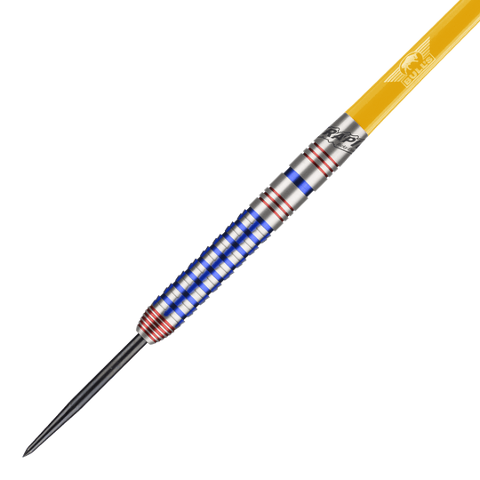 Bulls NL Ricky Evans Rapid Edition One Steel Darts Das Bild zeigt einen Steeldartpfeil aus der Serie "Bulls NL Ricky Evans Rapid Edition One". Der Dart ist silbern mit blauen und roten Ringen und hat einen gelben Schaft.