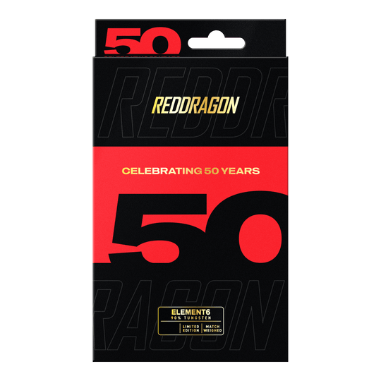 Red Dragon 50 Year Collection Element 6 B Steel Darts - 24g Die Red Dragon 50 Year Collection Element 6 B Steeldarts - 24g sind aus einer anderen Perspektive zu sehen. Man erkennt die besondere Form und Farbgebung der Darts.