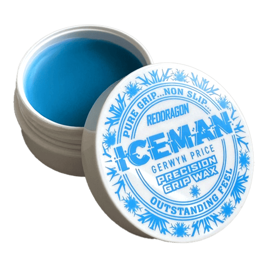 Das Bild zeigt ein offenes Döschen mit blauem Fingerwachs der Marke "Red Dragon Gerwyn Price Iceman Precision Grip Wax". Auf dem Deckel steht in blauer Schrift, dass das Produkt für reinen Halt, Rutschfestigkeit und hervorragendes Gefühl sorgt.