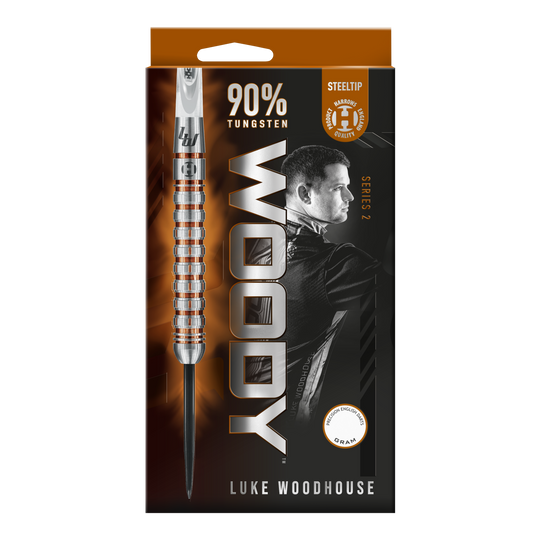 Harrow's Luke Woodhouse Series 2 steel darts Das Bild zeigt die Verpackung der Harrows Luke Woodhouse Series 2 Steeldarts. Auf der Vorderseite sind ein Dartpfeil, der Name "WOODY" und ein Bild von Luke Woodhouse zu sehen.