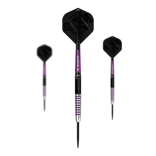 Das Bild zeigt drei Steeldarts des Produkts "Mission James Hurrell Hillbilly Black Purple". Die Darts haben ein schwarz-lilanes Design mit silbernen Akzenten und schwarzen Flights.