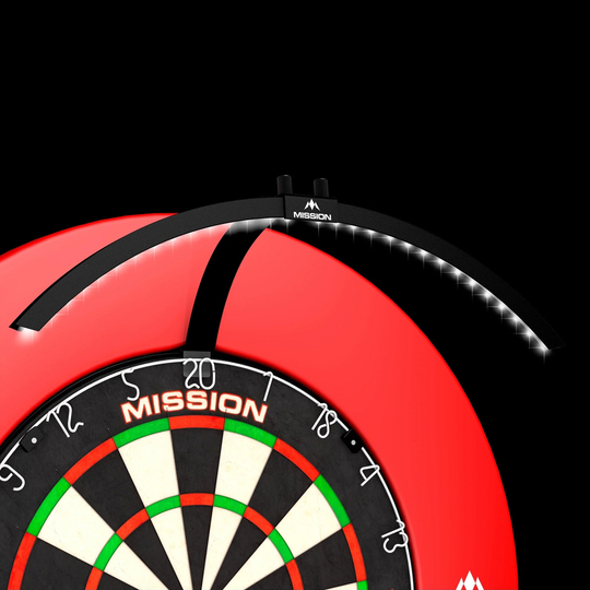 Das Bild zeigt das Produkt "Mission Torus 100 Faltbare LED Dartboard Beleuchtung" über einem Dartboard. Die LED-Beleuchtung ist halbkreisförmig und sorgt für eine gleichmäßige Ausleuchtung der Dartscheibe.