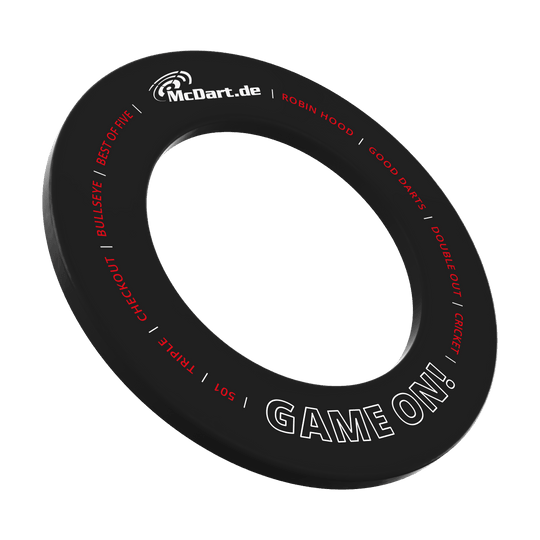 McDart Game On Dartboard Surround Das Bild zeigt einen schwarzen Dartboard-Surround-Ring mit der Aufschrift "McDart.de" und "GAME ON!". Um den Ring sind weitere Begriffe rund um das Dartspiel in Rot und Weiß geschrieben.