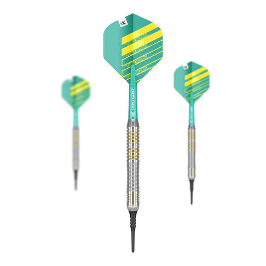 Target Rob Cross Brass Soft Darts - 18g Das Bild zeigt drei Softdarts der Marke Target Rob Cross Brass mit einem Gewicht von 18g. Die Darts haben grüne und gelbe Flights sowie einen messingfarbenen Barrel.