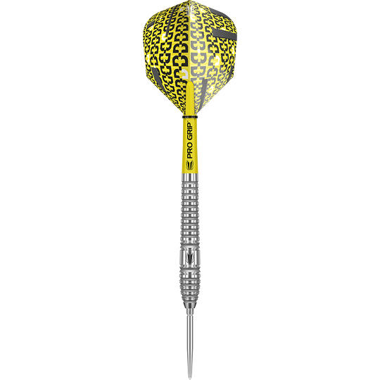 190057_Target_Bolide_03_Swiss_Point_Steeldarts_17EYAzHai5hLVq Das Bild zeigt den "Target Bolide 03 Swiss Point Steeldart". Der Dartpfeil hat gelbe Flights mit schwarzem Muster und einen silbernen, gerillten Schaft.