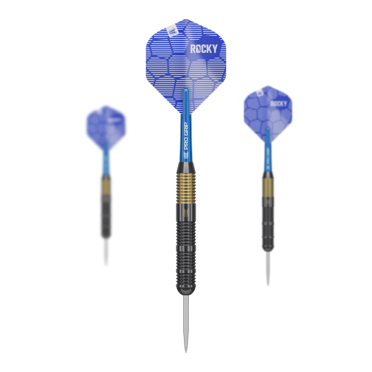 Target Josh Rock Brass Steel Darts - 22g Das Bild zeigt drei Target Josh Rock Brass Steeldarts mit einem Gewicht von 22g. Die Darts haben blaue Flights mit dem Aufdruck „ROCKY“ und einen schwarz-goldenen Griffbereich.