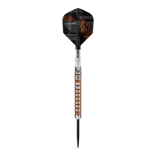 Harrow's Luke Woodhouse Series 2 steel darts Das Bild zeigt einen Steeldart der Marke "Harrows Luke Woodhouse Series 2". Der Dart hat ein auffälliges Design mit silbernen und bronzefarbenen Ringen am Griff und einer schwarz-orangen Flights.