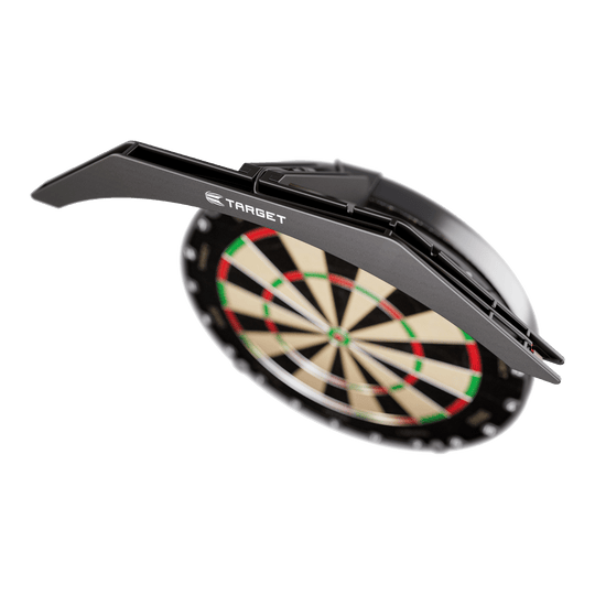 Target ARC V2 Dartboard Lighting Das Bild zeigt die "Target ARC V2 Dartboard Beleuchtung", die über einem Dartboard angebracht ist. Die Beleuchtung sorgt für optimale Ausleuchtung der Dartscheibe beim Spielen.