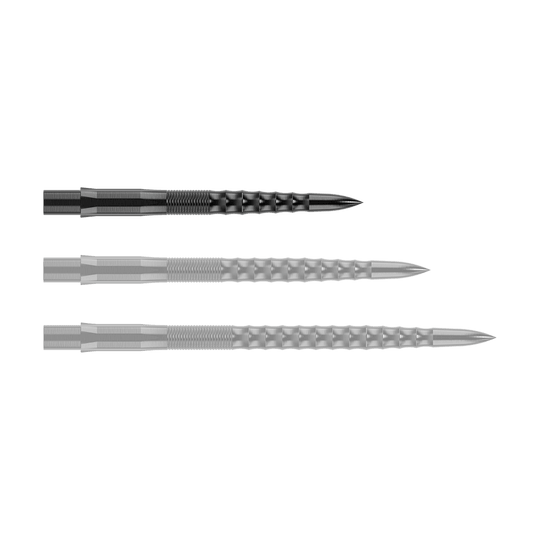 Das Bild zeigt drei schwarze Steeldartspitzen mit einer geriffelten Oberfläche. Sie sind nebeneinander angeordnet und haben eine spitz zulaufende Form.