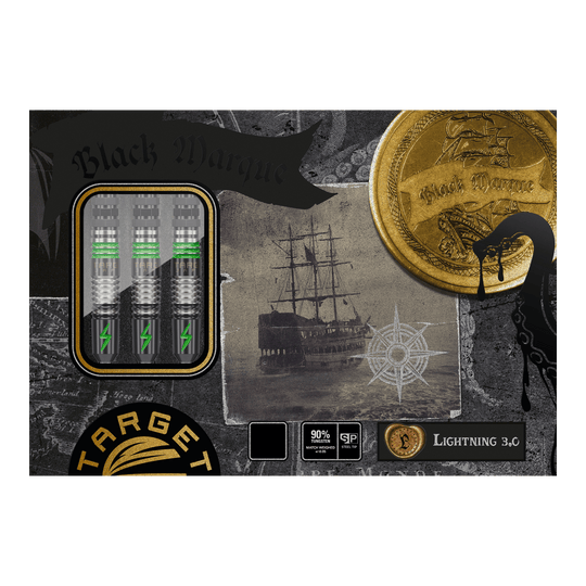 Target Japan Black Marque Lightning 3 SP steel darts Das Bild zeigt die Verpackung der "Target Japan Black Marque Lightning 3 SP Steeldarts". Auf der Verpackung sind drei Dartpfeile, ein altes Segelschiff und goldene Münzen abgebildet.