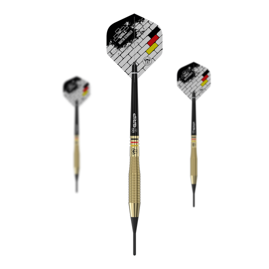 Das Bild zeigt drei Softdarts des Modells "Bulls Martin Schindler The Wall Brass" mit einem Gewicht von 18g. Die Flights sind mit einem Mauer-Design und den Farben der deutschen Flagge verziert.