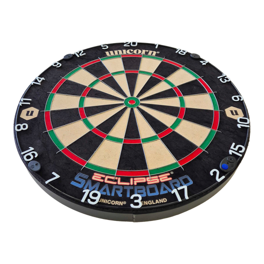 Das Bild zeigt das Produkt "Unicorn Eclipse Smartboard Steeldartboard". Es ist eine runde Dartscheibe mit farbigen Segmenten und weißen Zahlen am Rand.