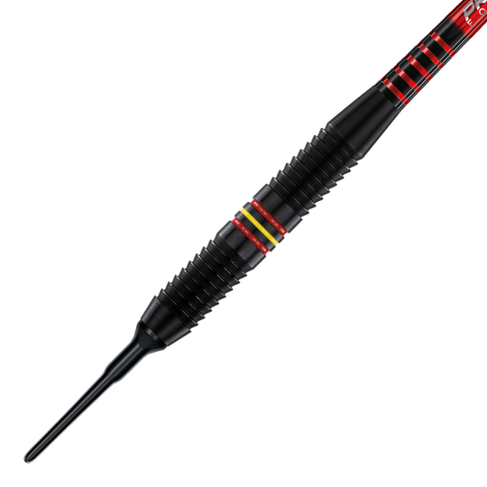 2235-18_Winmau_Outrage_Black_Coated_Brass_Softdarts_2 Das Bild zeigt einen Winmau Outrage V1 Softdart mit schwarzer Beschichtung aus Messing und einem Gewicht von 18g. Der Dart hat rote und gelbe Ringe sowie eine strukturierte Griffzone.