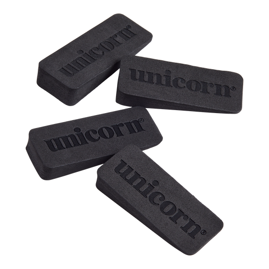 Auf dem Bild sind vier schwarze Keile mit dem Aufdruck "unicorn" zu sehen. Es handelt sich um Dartboard-Wedges, die zum Ausgleichen und Befestigen einer Dartscheibe verwendet werden.