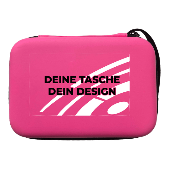 Das Bild zeigt ein Produkt mit dem Dateinamen MCS4-Pink_McDart_System4_Dartcase_Mit_Wunschdruck_Pink_2. Es handelt sich um eine weitere Ansicht des Artikels.