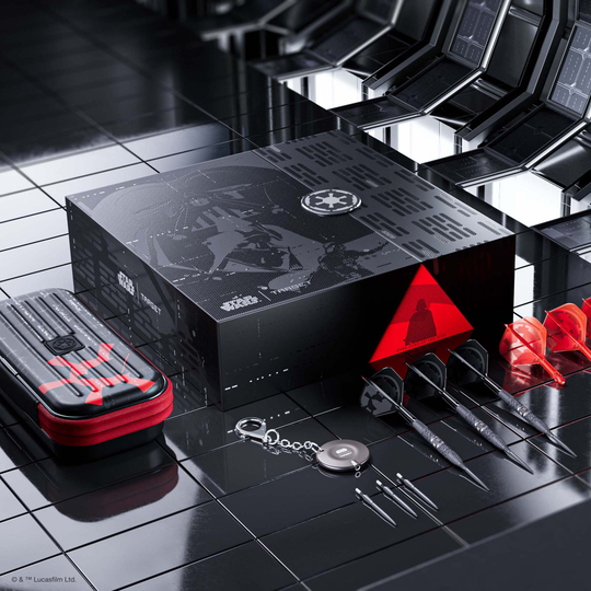 Abgebildet sind die Target Star Wars Darth Vader 95 Swiss Point Steeldarts. Das Dart-Set ist von Darth Vader aus der Star Wars-Reihe inspiriert.