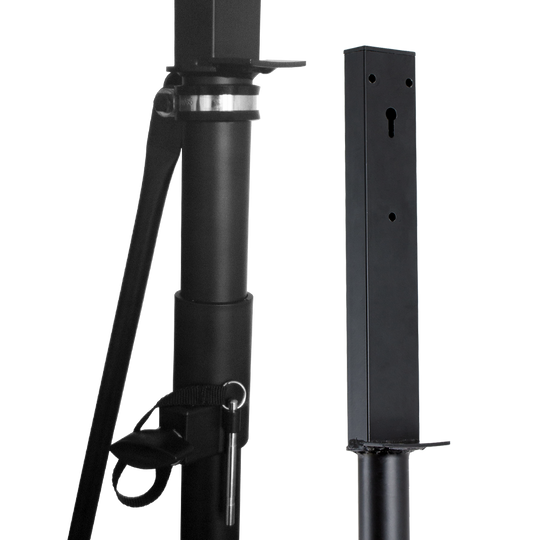 1702_McDart_Hybrid_Pro_Dartboardst-nder_3 Auf dem Bild ist der McDart Hybrid Pro Tripod Dartboardständer zu sehen. Es handelt sich um einen stabilen, schwarzen Ständer mit Befestigungselementen für eine Dartscheibe.