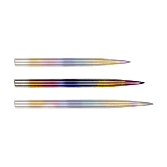 Auf dem Bild sind drei Steeldartspitzen zu sehen, die nebeneinander liegen. Sie haben eine auffällige Regenbogenfärbung.