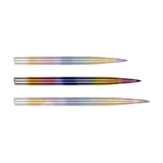 BU57614_BullsNL_Rainbow_Steeldartspitzen_35mm_1pub935uVnDznv Auf dem Bild sind drei Steeldartspitzen zu sehen, die nebeneinander liegen. Sie haben eine auffällige Regenbogenfärbung.
