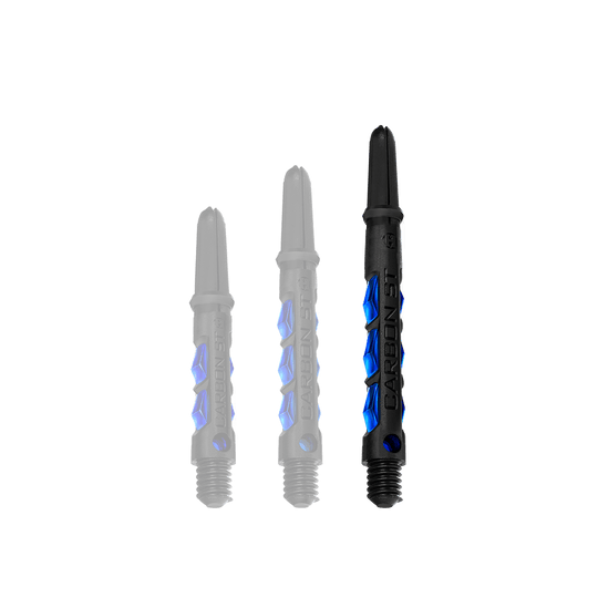 HR415_Harrows_Carbon_ST_Shafts_Blau_47mm_1 Das Bild zeigt drei schwarze Dartschäfte mit blauen Akzenten der Marke "Harrows Carbon ST Shafts - Blau". Sie sind in unterschiedlichen Längen angeordnet.