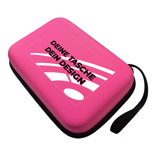 Das Bild zeigt ein Produkt mit dem Dateinamen MCS4-Pink_McDart_System4_Dartcase_Mit_Wunschdruck_Pink_1. Die Aufnahme präsentiert das Produkt aus einer anderen Perspektive.