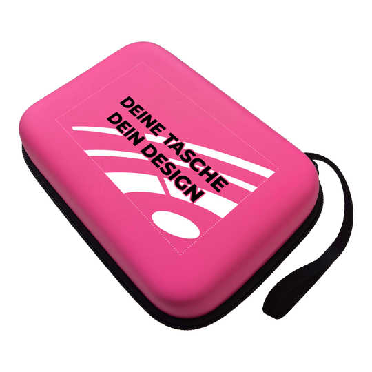 System-4 dart case with your design Das Bild zeigt ein Produkt mit dem Dateinamen MCS4-Pink_McDart_System4_Dartcase_Mit_Wunschdruck_Pink_1. Die Aufnahme präsentiert das Produkt aus einer anderen Perspektive.