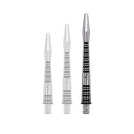 Auf dem Bild sind drei unterschiedlich lange, schwarz-silberne Dartschäfte zu sehen. Sie bestehen aus Aluminium und haben ein gestreiftes, geriffeltes Design.