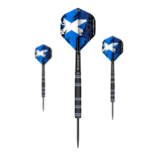 Das Bild zeigt drei schwarze Steeldarts mit blauen Flights und weißen Akzenten. Auf den Flights steht der Name „Alan Soutar“ und das Design ist modern und auffällig.