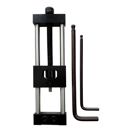 McDart Repointer Pro Das Bild zeigt das Produkt "McDart Repointer Pro" und zwei Inbusschlüssel. Das Gerät ist ein Werkzeug zum Wechseln oder Ausrichten von Dartspitzen.