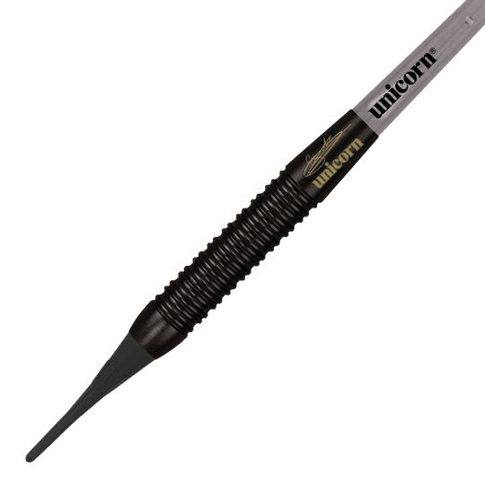 23664_Unicorn_World_Champion_Gary_Anderson_Black_Brass_Softdarts_2 Dies ist ein Softdart der Marke Unicorn, Modell "World Champion Gary Anderson Black Brass" mit 19 Gramm Gewicht. Der Dart hat ein schwarzes, geriffeltes Barrel und einen Kunststoffspitze.