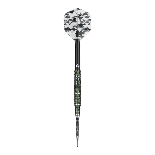 Shot Camo Ghillie Turbo Point Steeldarts 23g sind moderne Dartpfeile mit Tarndesign. Drei Dartpfeile liegen nebeneinander.