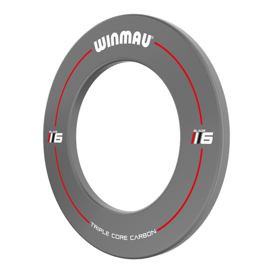 Winmau Blade 6 Design Dartboard Surround - Grau Das Bild zeigt das Winmau Blade 6 Design Dartboard Surround in Grau. Es ist rund und hat rote sowie weiße Akzente mit der Aufschrift "WINMAU" und "TRIPLE CORE CARBON".
