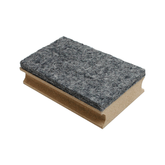 BU67309_BullsNL_Dry_Eraser_Wischschwamm_2 Das Bild zeigt einen Bulls NL Dry Eraser Wischschwamm. Der Wischschwamm hat eine graue Filzoberfläche und einen braunen Griff.